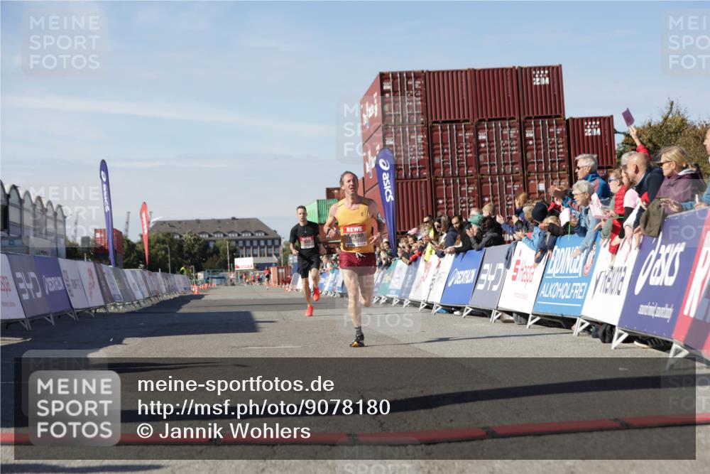 03.10.2025 - Köhlbrandbrückenlauf Jannik Wohlers http://msf.ph/oto/9078180 03.10.2025 12:48:57 Ziel 5797, 6240 meine-sportfotos.de