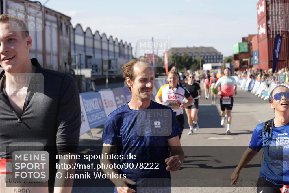 03.10.2025 - Köhlbrandbrückenlauf Jannik Wohlers http://msf.ph/oto/9078222 03.10.2025 13:17:23 Ziel 4404, 4686, 4988, 5007, 5008, 5031, 5429, 5544, 5638, 5642, 5890, 5943, 6069, 6389 meine-sportfotos.de