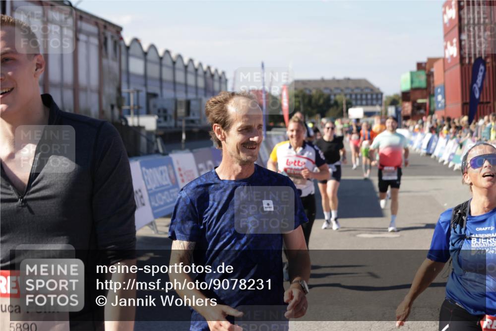 03.10.2025 - Köhlbrandbrückenlauf Jannik Wohlers http://msf.ph/oto/9078231 03.10.2025 13:17:23 Ziel 4404, 4686, 4988, 5007, 5008, 5031, 5429, 5544, 5638, 5642, 5890, 5943, 6069, 6389 meine-sportfotos.de