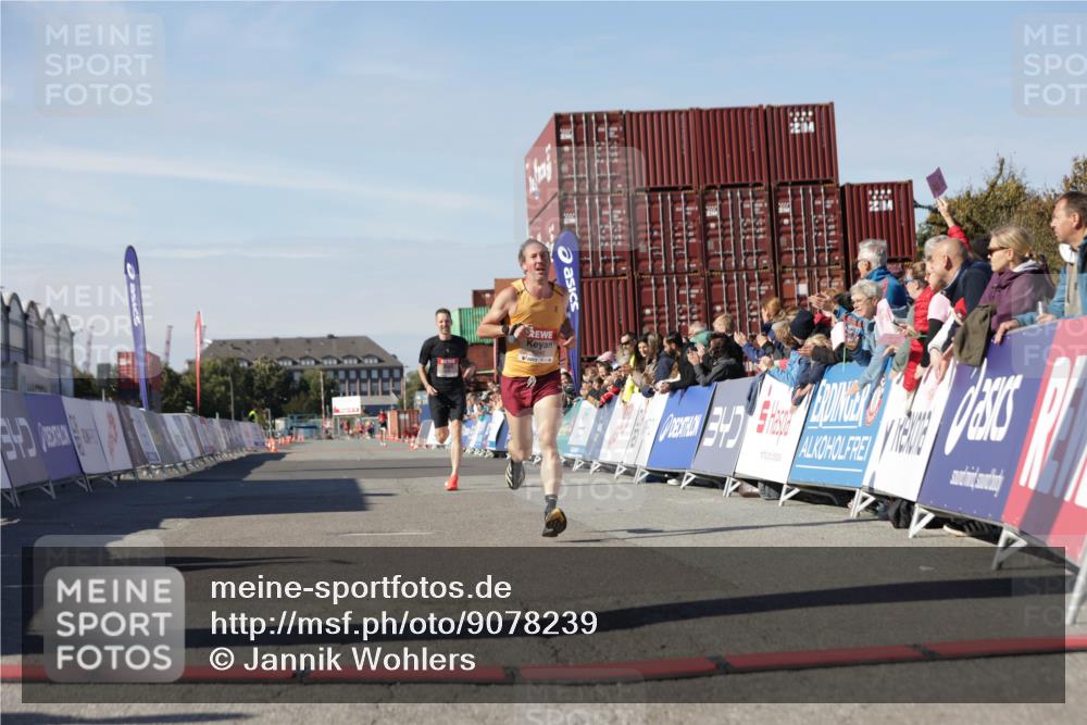 03.10.2025 - Köhlbrandbrückenlauf Jannik Wohlers http://msf.ph/oto/9078239 03.10.2025 12:48:57 Ziel 5797, 6240 meine-sportfotos.de