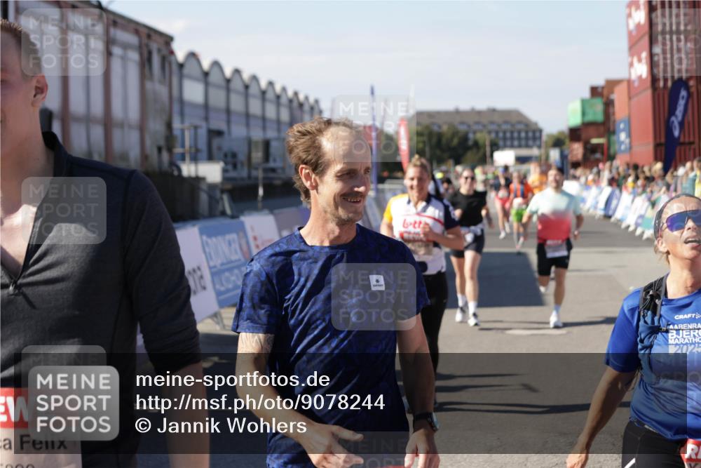 03.10.2025 - Köhlbrandbrückenlauf Jannik Wohlers http://msf.ph/oto/9078244 03.10.2025 13:17:23 Ziel 4404, 4686, 4988, 5007, 5008, 5031, 5429, 5544, 5638, 5642, 5890, 5943, 6069, 6389 meine-sportfotos.de