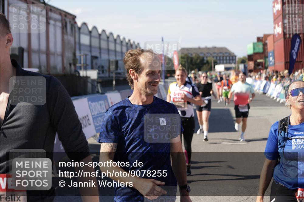 03.10.2025 - Köhlbrandbrückenlauf Jannik Wohlers http://msf.ph/oto/9078255 03.10.2025 13:17:23 Ziel 4404, 4686, 4988, 5007, 5008, 5031, 5429, 5544, 5638, 5642, 5890, 5943, 6069, 6389 meine-sportfotos.de