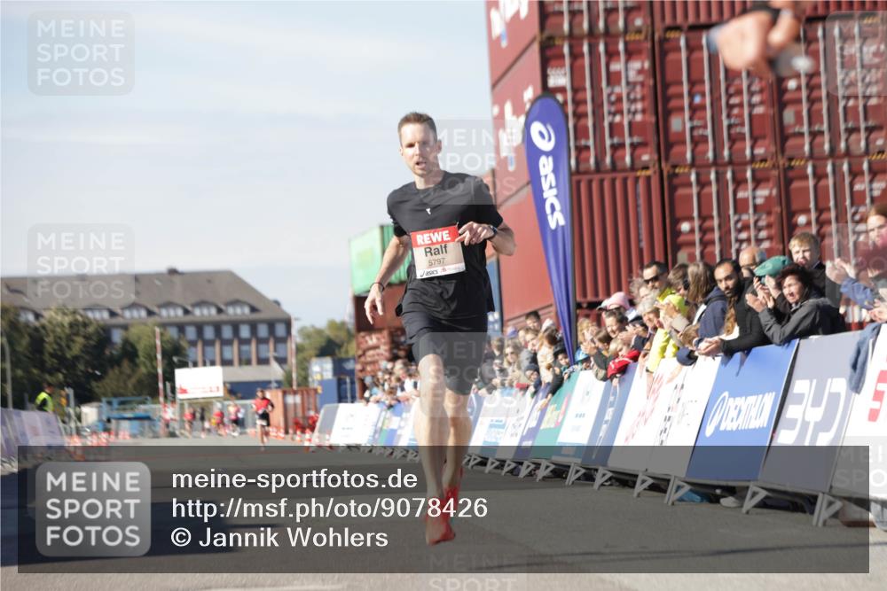 03.10.2025 - Köhlbrandbrückenlauf Jannik Wohlers http://msf.ph/oto/9078426 03.10.2025 12:48:59 Ziel 5797, 6240 meine-sportfotos.de