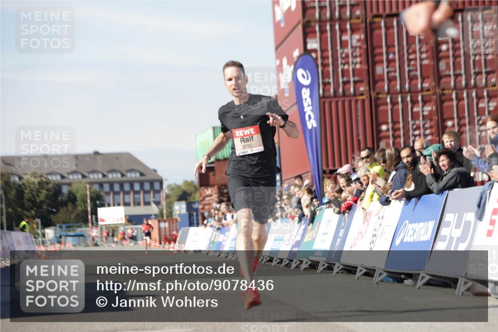 03.10.2025 - Köhlbrandbrückenlauf Jannik Wohlers http://msf.ph/oto/9078436 03.10.2025 12:48:59 Ziel 5797, 6240 meine-sportfotos.de