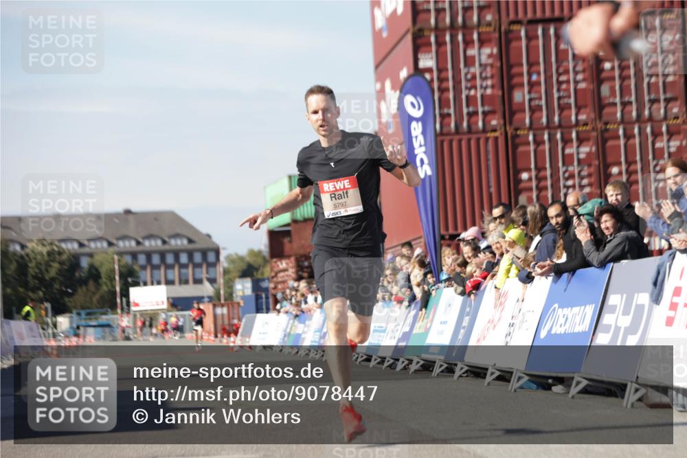 03.10.2025 - Köhlbrandbrückenlauf Jannik Wohlers http://msf.ph/oto/9078447 03.10.2025 12:48:59 Ziel 5797, 6240 meine-sportfotos.de