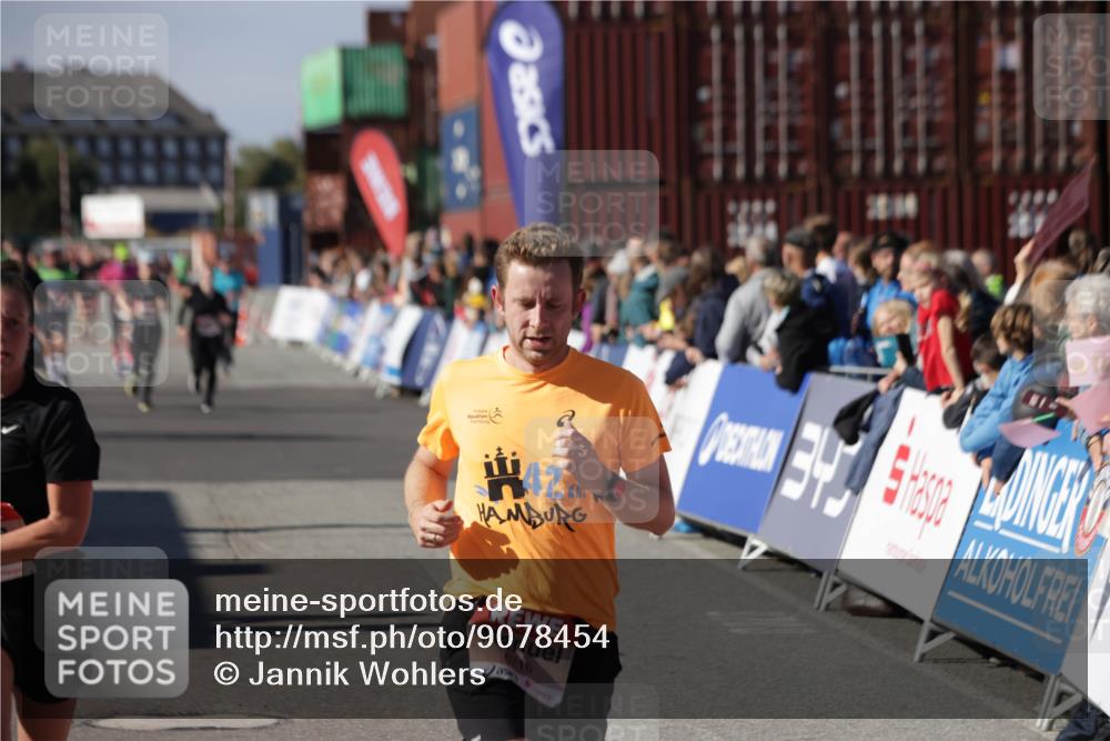 03.10.2025 - Köhlbrandbrückenlauf Jannik Wohlers http://msf.ph/oto/9078454 03.10.2025 13:17:33 Ziel 4012, 4686, 4746, 4818, 5007, 5008, 5031, 5906, 5909, 6069, 6388, 6710 meine-sportfotos.de