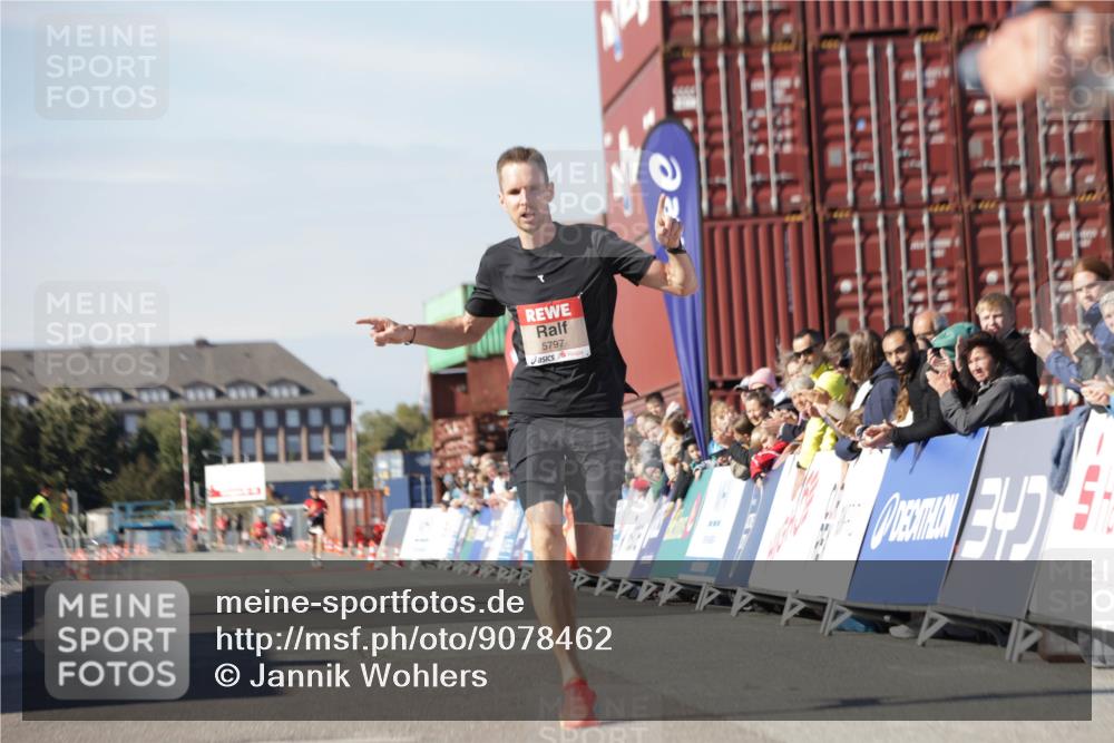 03.10.2025 - Köhlbrandbrückenlauf Jannik Wohlers http://msf.ph/oto/9078462 03.10.2025 12:48:59 Ziel 5797, 6240 meine-sportfotos.de