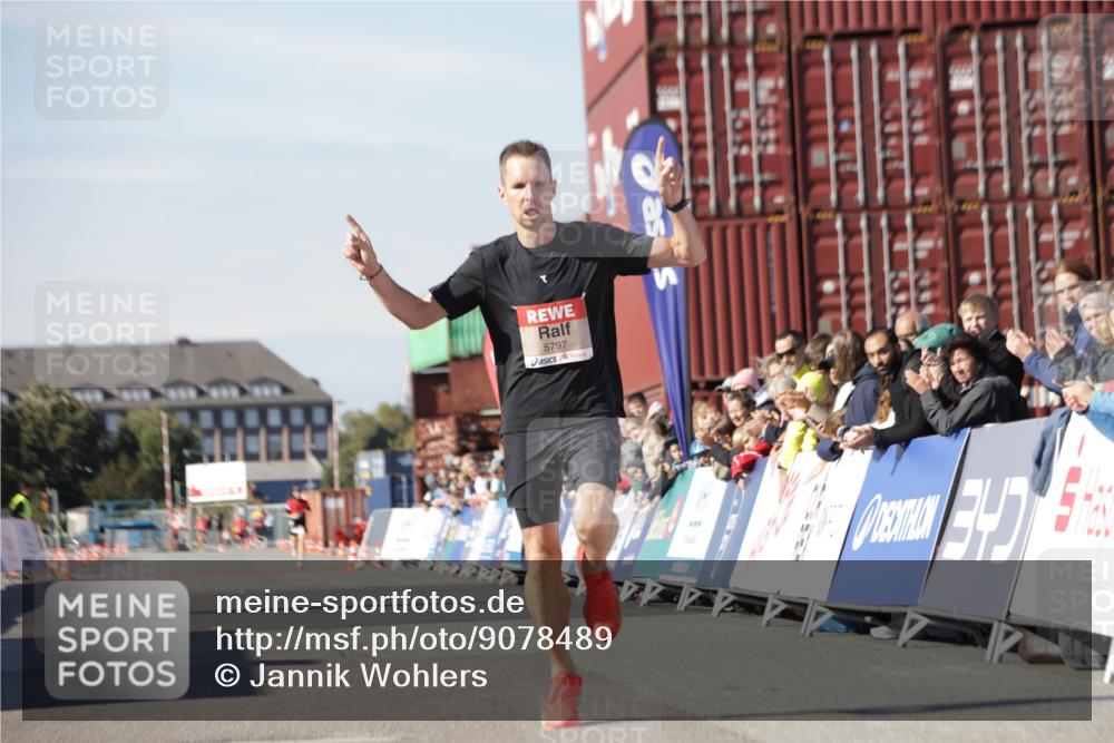 03.10.2025 - Köhlbrandbrückenlauf Jannik Wohlers http://msf.ph/oto/9078489 03.10.2025 12:48:59 Ziel 5797, 6240 meine-sportfotos.de