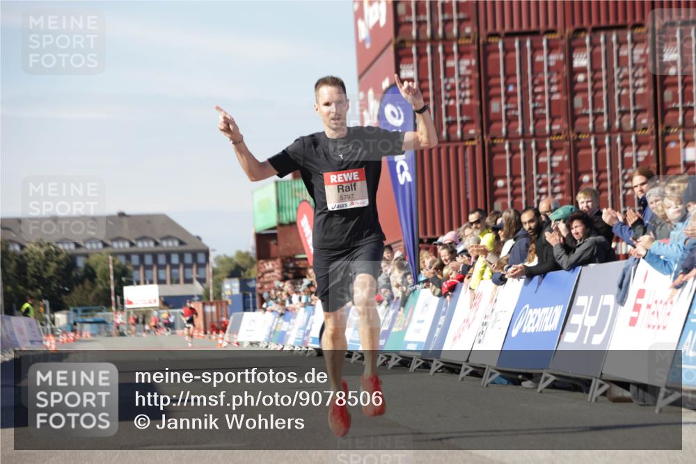 03.10.2025 - Köhlbrandbrückenlauf Jannik Wohlers http://msf.ph/oto/9078506 03.10.2025 12:48:59 Ziel 5797, 6240 meine-sportfotos.de