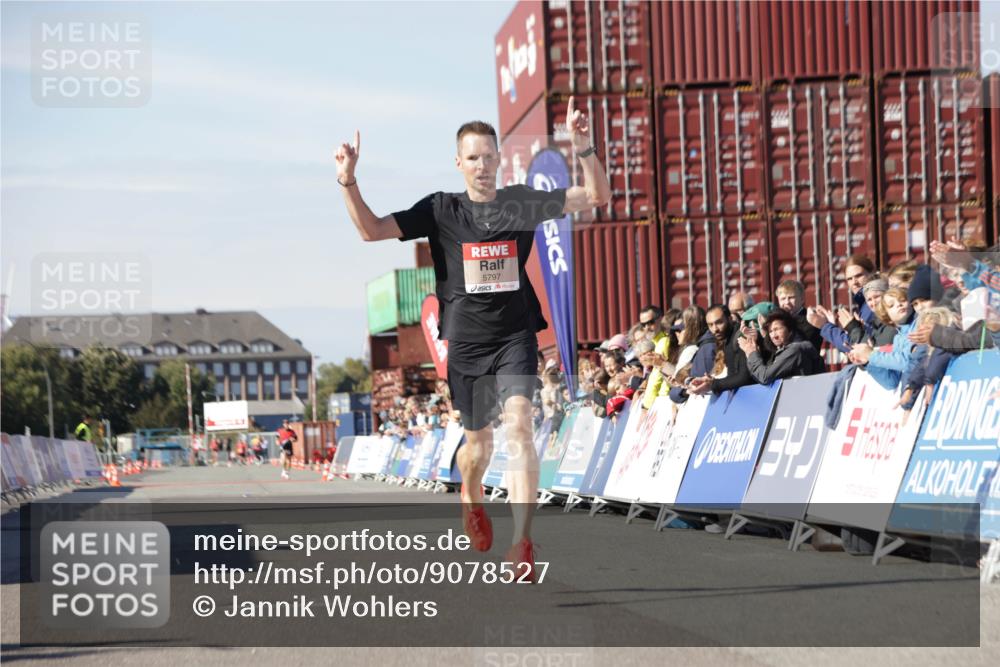 03.10.2025 - Köhlbrandbrückenlauf Jannik Wohlers http://msf.ph/oto/9078527 03.10.2025 12:48:59 Ziel 5797, 6240 meine-sportfotos.de