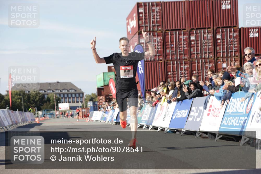 03.10.2025 - Köhlbrandbrückenlauf Jannik Wohlers http://msf.ph/oto/9078541 03.10.2025 12:48:59 Ziel 5797, 6240 meine-sportfotos.de