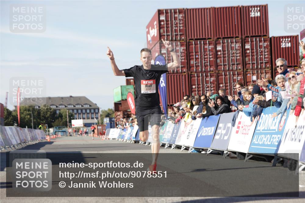 03.10.2025 - Köhlbrandbrückenlauf Jannik Wohlers http://msf.ph/oto/9078551 03.10.2025 12:48:59 Ziel 5797, 6240 meine-sportfotos.de
