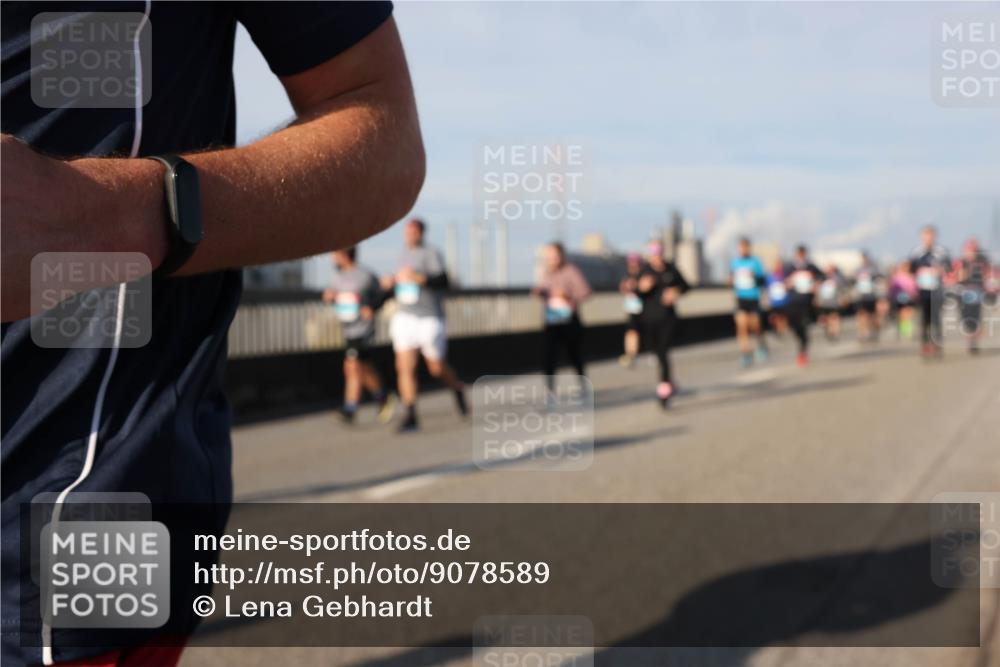 03.10.2025 - Köhlbrandbrückenlauf Lena Gebhardt http://msf.ph/oto/9078589 03.10.2025 10:03:06 Position 2  meine-sportfotos.de