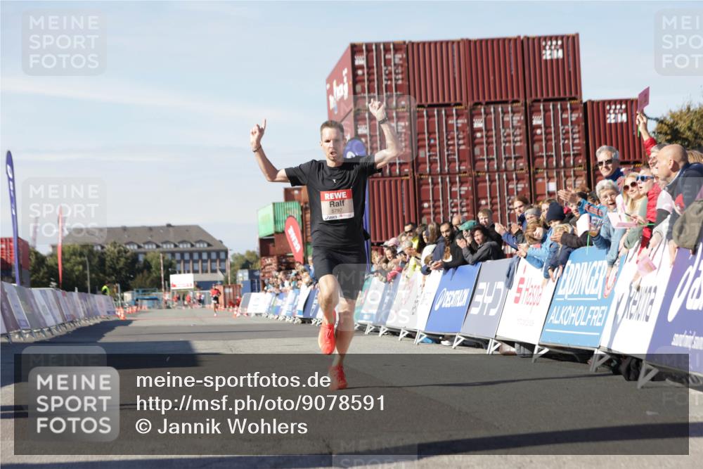 03.10.2025 - Köhlbrandbrückenlauf Jannik Wohlers http://msf.ph/oto/9078591 03.10.2025 12:48:59 Ziel 5797, 6240 meine-sportfotos.de