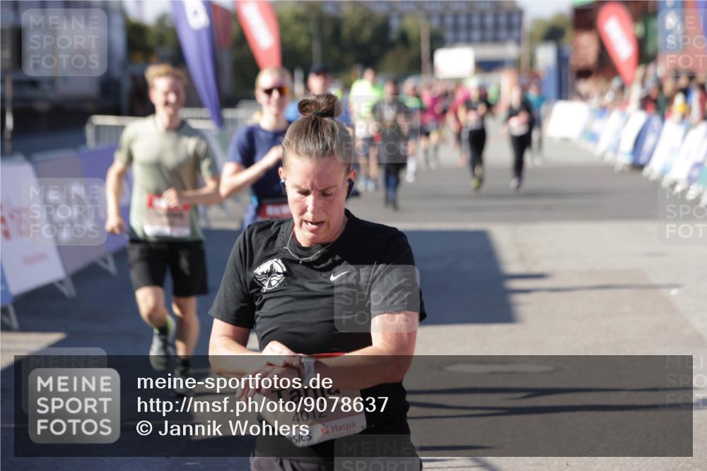03.10.2025 - Köhlbrandbrückenlauf Jannik Wohlers http://msf.ph/oto/9078637 03.10.2025 13:17:34 Ziel 4012, 4686, 4746, 4818, 5007, 5008, 5906, 5909, 6069, 6388, 6710 meine-sportfotos.de
