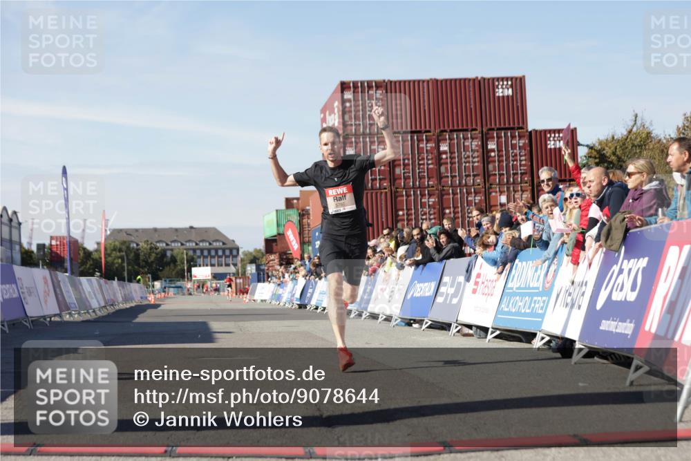 03.10.2025 - Köhlbrandbrückenlauf Jannik Wohlers http://msf.ph/oto/9078644 03.10.2025 12:49:00 Ziel 5797, 6240 meine-sportfotos.de