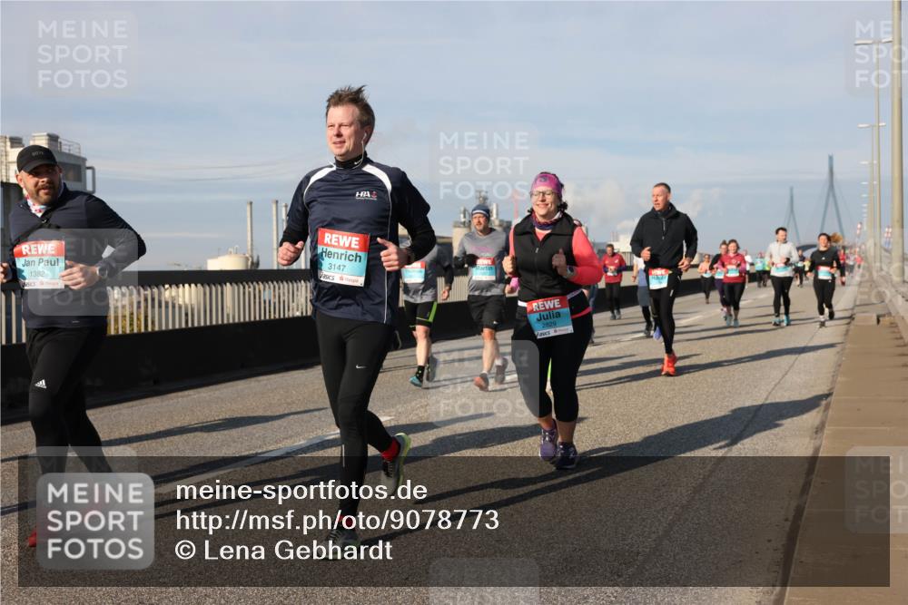 03.10.2025 - Köhlbrandbrückenlauf Lena Gebhardt http://msf.ph/oto/9078773 03.10.2025 10:03:11 Position 2 1382, 3147, 2829 meine-sportfotos.de