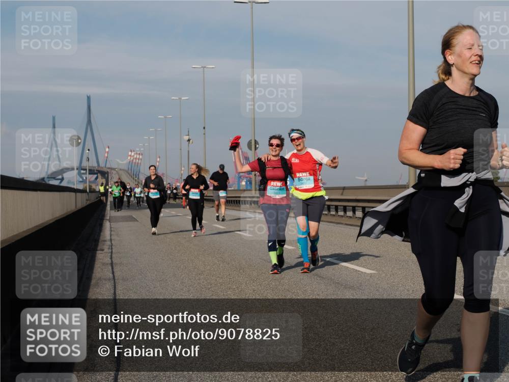 03.10.2025 - Köhlbrandbrückenlauf Fabian Wolf http://msf.ph/oto/9078825 03.10.2025 10:16:49 Position 3 3413, 3412 meine-sportfotos.de