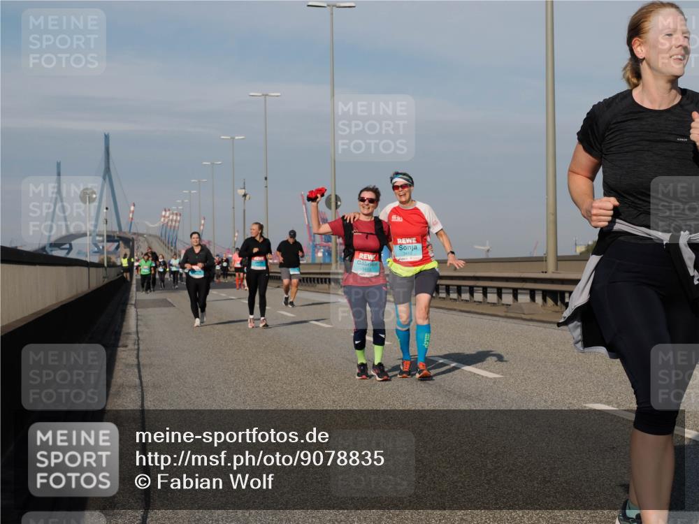 03.10.2025 - Köhlbrandbrückenlauf Fabian Wolf http://msf.ph/oto/9078835 03.10.2025 10:16:49 Position 3 3413, 3412 meine-sportfotos.de