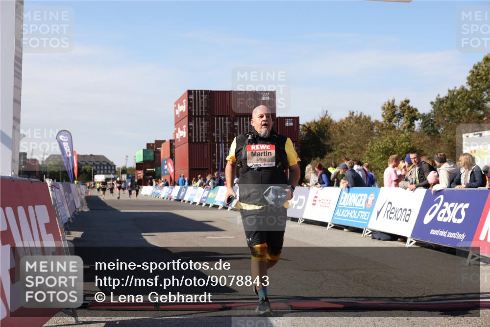 03.10.2025 - Köhlbrandbrückenlauf Lena Gebhardt http://msf.ph/oto/9078843 03.10.2025 13:44:14 Ziel 4906, 5415, 5416, 6010, 6011 meine-sportfotos.de