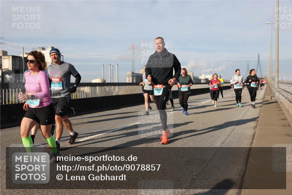 03.10.2025 - Köhlbrandbrückenlauf Lena Gebhardt http://msf.ph/oto/9078857 03.10.2025 10:03:13 Position 2 1629, 3027, 3706 meine-sportfotos.de