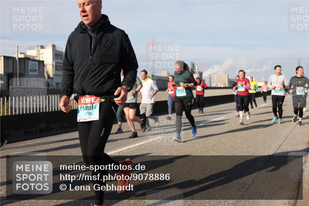 03.10.2025 - Köhlbrandbrückenlauf Lena Gebhardt http://msf.ph/oto/9078886 03.10.2025 10:03:14 Position 2 3706 meine-sportfotos.de