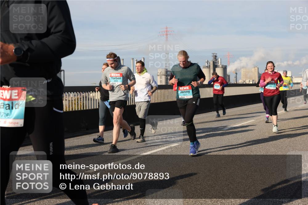 03.10.2025 - Köhlbrandbrückenlauf Lena Gebhardt http://msf.ph/oto/9078893 03.10.2025 10:03:14 Position 2 706, 2556, 1571, 2028, 2550 meine-sportfotos.de