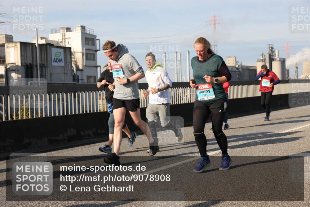 03.10.2025 - Köhlbrandbrückenlauf Lena Gebhardt http://msf.ph/oto/9078908 03.10.2025 10:03:15 Position 2 737, 2556, 1571 meine-sportfotos.de