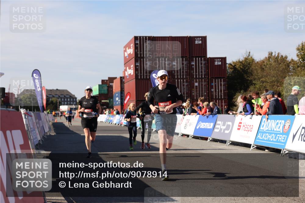 03.10.2025 - Köhlbrandbrückenlauf Lena Gebhardt http://msf.ph/oto/9078914 03.10.2025 13:44:25 Ziel 5904, 5905, 6257, 6258 meine-sportfotos.de