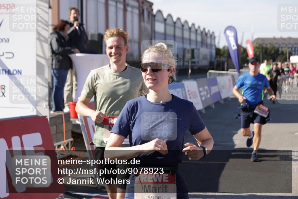 03.10.2025 - Köhlbrandbrückenlauf Jannik Wohlers http://msf.ph/oto/9078923 03.10.2025 13:17:37 Ziel 4012, 4645, 4686, 4746, 4818, 5339, 5906, 5909, 6069, 6388, 6710 meine-sportfotos.de