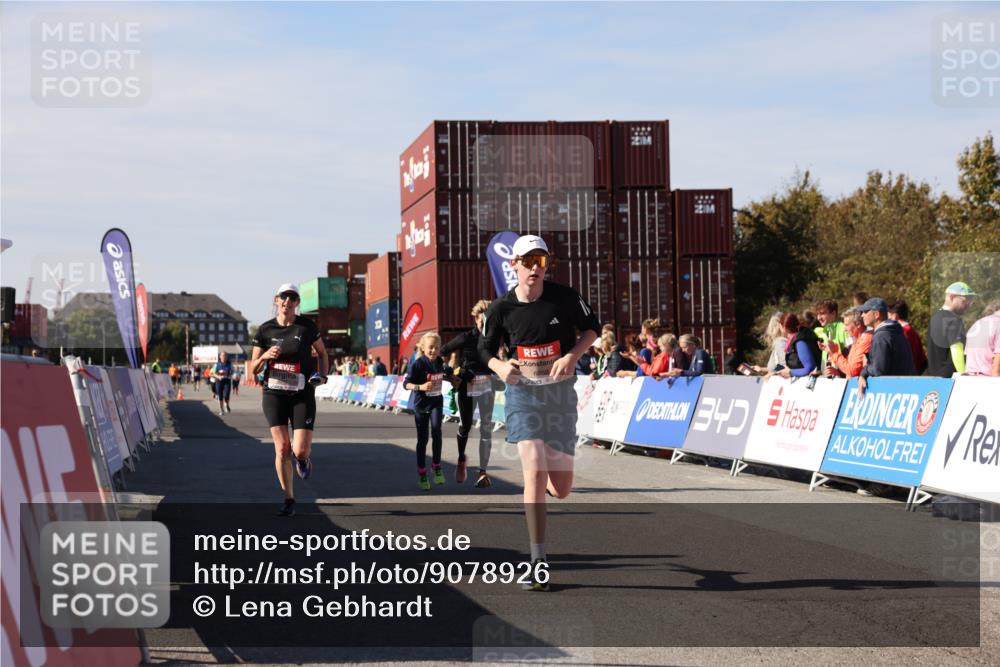 03.10.2025 - Köhlbrandbrückenlauf Lena Gebhardt http://msf.ph/oto/9078926 03.10.2025 13:44:25 Ziel 5904, 5905, 6257, 6258 meine-sportfotos.de