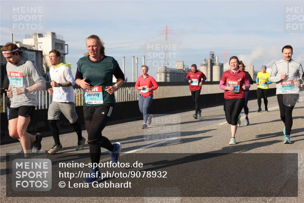03.10.2025 - Köhlbrandbrückenlauf Lena Gebhardt http://msf.ph/oto/9078932 03.10.2025 10:03:15 Position 2 2556, 1571, 3661 meine-sportfotos.de