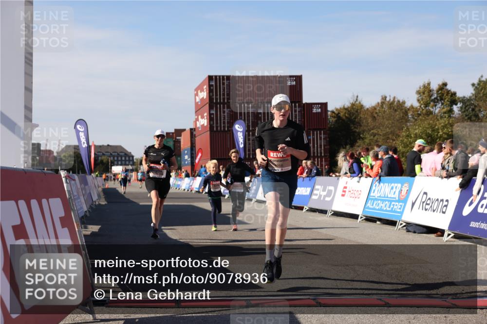 03.10.2025 - Köhlbrandbrückenlauf Lena Gebhardt http://msf.ph/oto/9078936 03.10.2025 13:44:26 Ziel 5904, 5905, 6257, 6258 meine-sportfotos.de