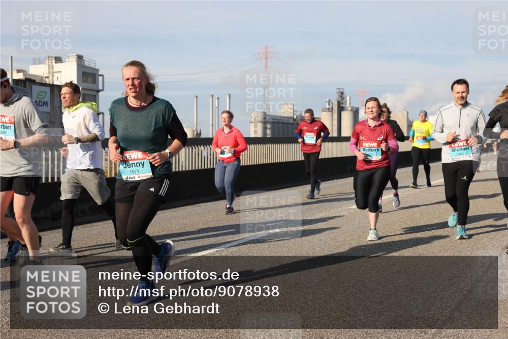03.10.2025 - Köhlbrandbrückenlauf Lena Gebhardt http://msf.ph/oto/9078938 03.10.2025 10:03:15 Position 2 2556, 1571, 3661 meine-sportfotos.de