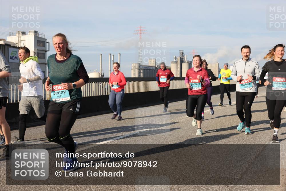 03.10.2025 - Köhlbrandbrückenlauf Lena Gebhardt http://msf.ph/oto/9078942 03.10.2025 10:03:15 Position 2 1571, 2028, 3661, 3660 meine-sportfotos.de