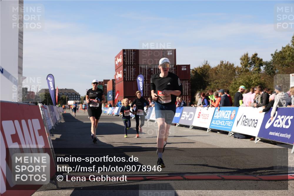 03.10.2025 - Köhlbrandbrückenlauf Lena Gebhardt http://msf.ph/oto/9078946 03.10.2025 13:44:26 Ziel 5904, 5905, 6257, 6258 meine-sportfotos.de