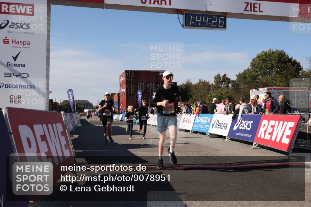 03.10.2025 - Köhlbrandbrückenlauf Lena Gebhardt http://msf.ph/oto/9078951 03.10.2025 13:44:26 Ziel 5904, 5905, 6257, 6258 meine-sportfotos.de
