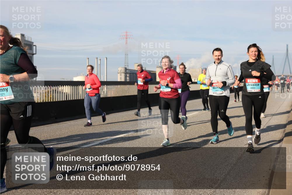 03.10.2025 - Köhlbrandbrückenlauf Lena Gebhardt http://msf.ph/oto/9078954 03.10.2025 10:03:16 Position 2 1571, 3661, 3660 meine-sportfotos.de