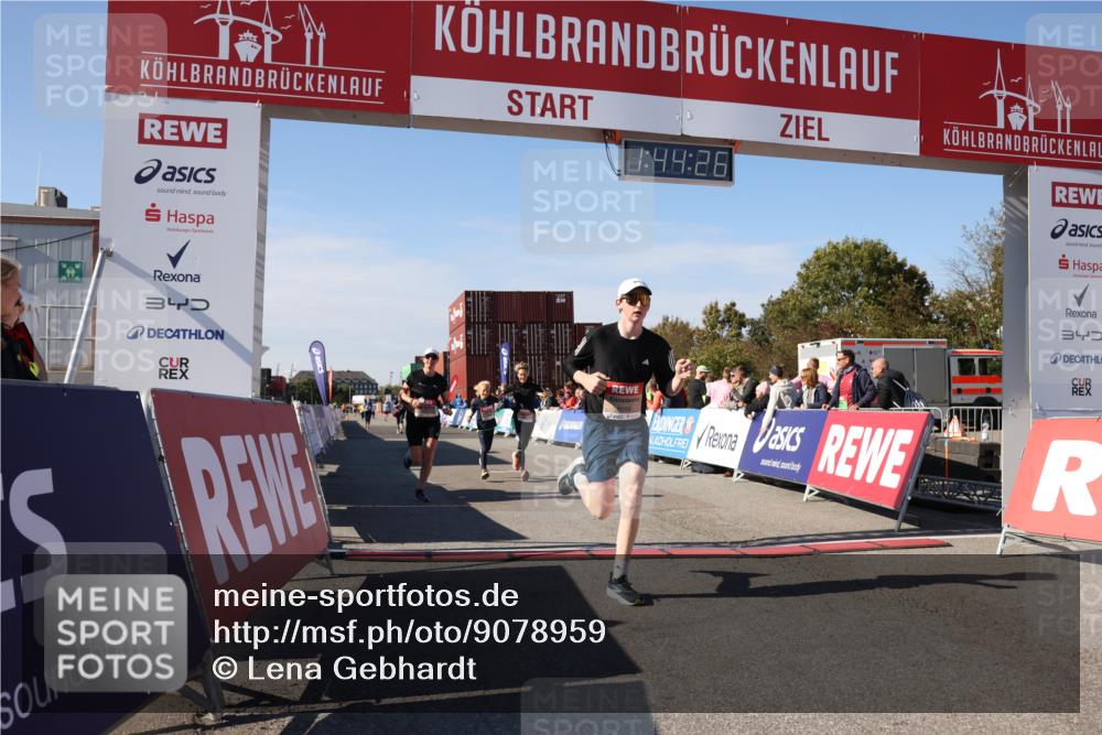 03.10.2025 - Köhlbrandbrückenlauf Lena Gebhardt http://msf.ph/oto/9078959 03.10.2025 13:44:26 Ziel 5904, 5905, 6257, 6258 meine-sportfotos.de