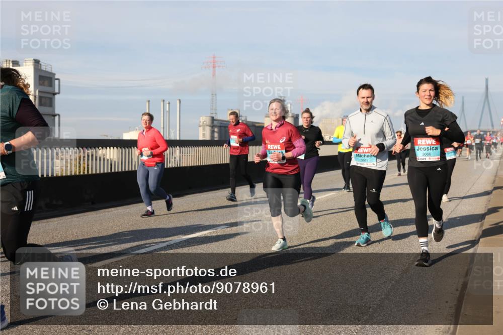 03.10.2025 - Köhlbrandbrückenlauf Lena Gebhardt http://msf.ph/oto/9078961 03.10.2025 10:03:16 Position 2 3661, 3660 meine-sportfotos.de