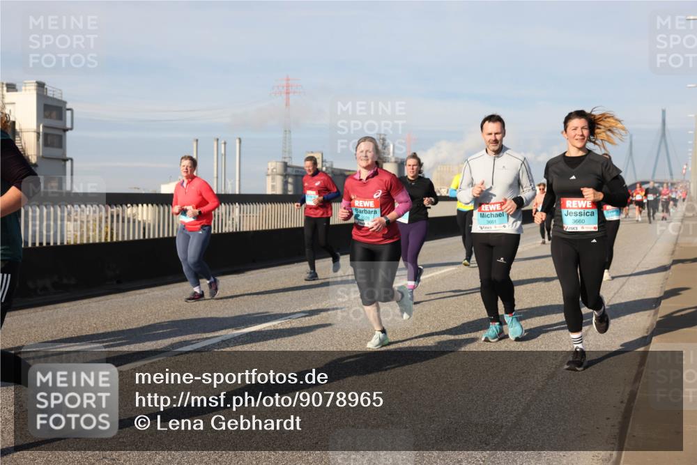 03.10.2025 - Köhlbrandbrückenlauf Lena Gebhardt http://msf.ph/oto/9078965 03.10.2025 10:03:16 Position 2 3661, 3660 meine-sportfotos.de