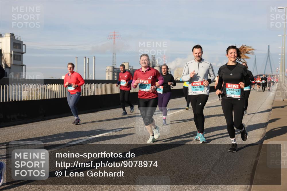 03.10.2025 - Köhlbrandbrückenlauf Lena Gebhardt http://msf.ph/oto/9078974 03.10.2025 10:03:16 Position 2 3661, 3660 meine-sportfotos.de