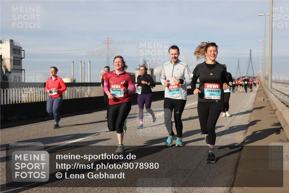 03.10.2025 - Köhlbrandbrückenlauf Lena Gebhardt http://msf.ph/oto/9078980 03.10.2025 10:03:16 Position 2 2028, 3661, 3660 meine-sportfotos.de