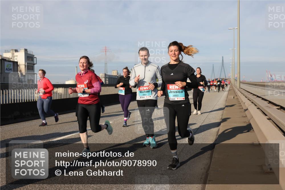 03.10.2025 - Köhlbrandbrückenlauf Lena Gebhardt http://msf.ph/oto/9078990 03.10.2025 10:03:16 Position 2 3661, 3660 meine-sportfotos.de