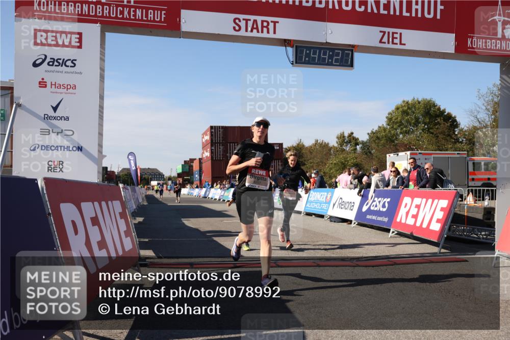 03.10.2025 - Köhlbrandbrückenlauf Lena Gebhardt http://msf.ph/oto/9078992 03.10.2025 13:44:28 Ziel 5904, 5905, 6257, 6258 meine-sportfotos.de