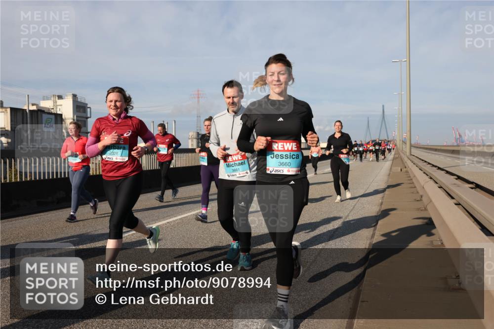 03.10.2025 - Köhlbrandbrückenlauf Lena Gebhardt http://msf.ph/oto/9078994 03.10.2025 10:03:17 Position 2 2028, 3661, 3660 meine-sportfotos.de