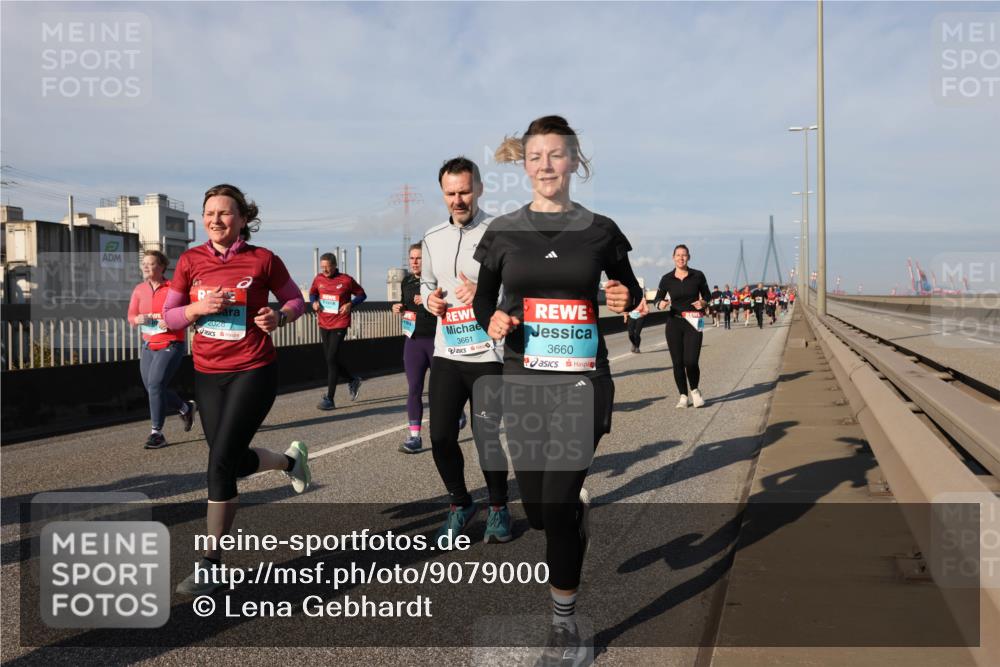 03.10.2025 - Köhlbrandbrückenlauf Lena Gebhardt http://msf.ph/oto/9079000 03.10.2025 10:03:17 Position 2 20287, 3661, 3660 meine-sportfotos.de