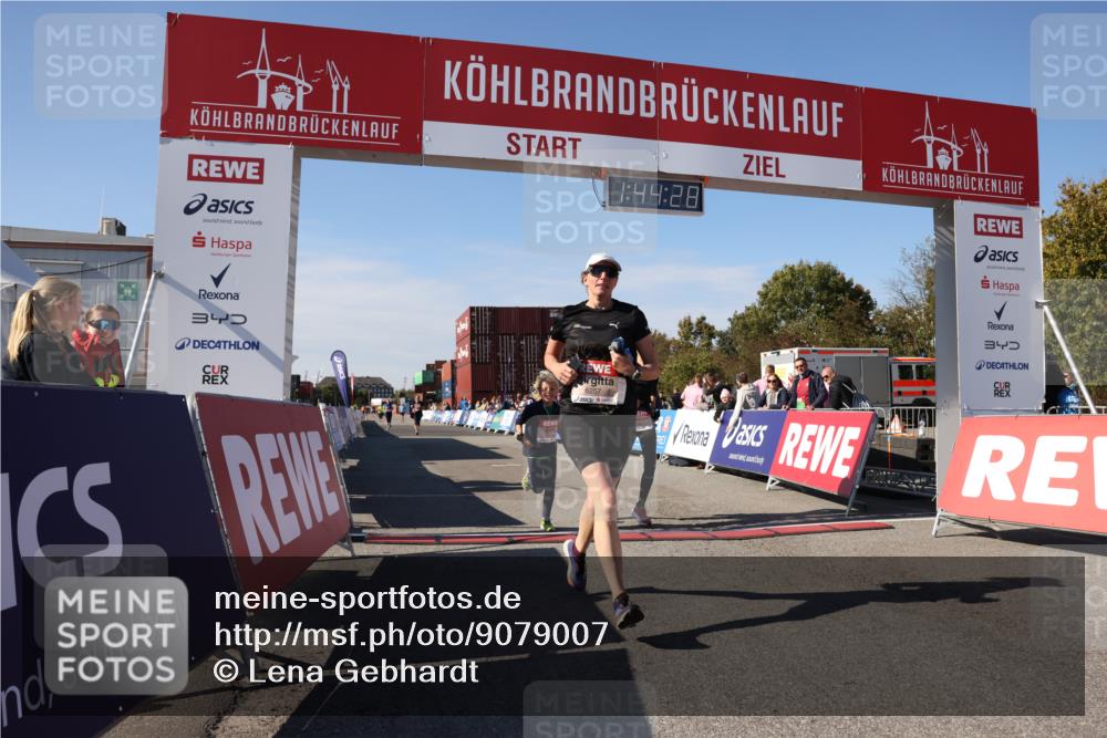 03.10.2025 - Köhlbrandbrückenlauf Lena Gebhardt http://msf.ph/oto/9079007 03.10.2025 13:44:28 Ziel 5904, 5905, 6257, 6258 meine-sportfotos.de