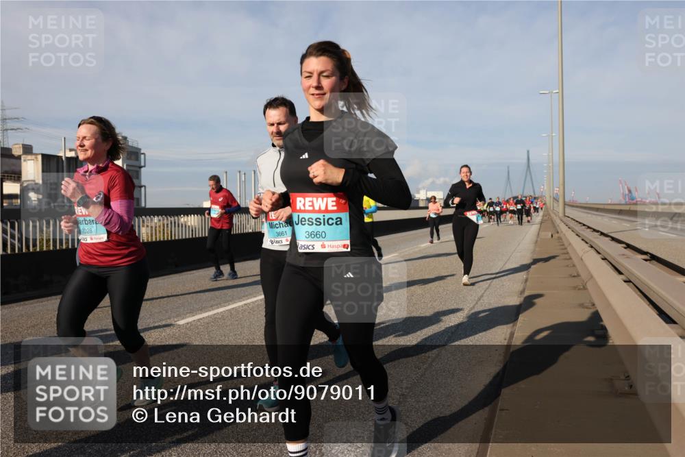 03.10.2025 - Köhlbrandbrückenlauf Lena Gebhardt http://msf.ph/oto/9079011 03.10.2025 10:03:17 Position 2 2028, 3661, 3660 meine-sportfotos.de