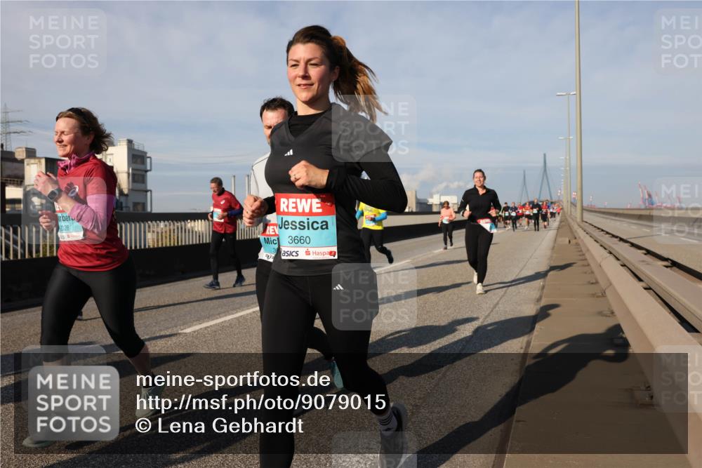 03.10.2025 - Köhlbrandbrückenlauf Lena Gebhardt http://msf.ph/oto/9079015 03.10.2025 10:03:17 Position 2 2028, 3660 meine-sportfotos.de